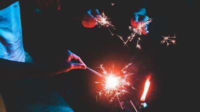 Bengal lights hands holiday 4k wallpaper