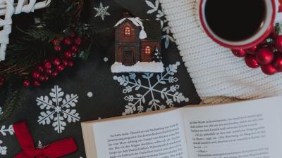 Book cup decoration 4k wallpaper