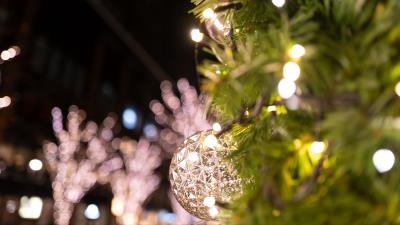 Christmas tree garland decoration 4k wallpaper