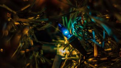 Garland tree christmas 4k wallpaper