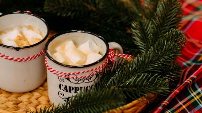 Mugs marshmallows spruce 4k wallpaper