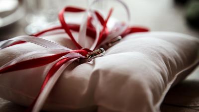 Rings wedding bands pillow 4k wallpaper