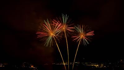 Salute sparks long exposure 4k wallpaper