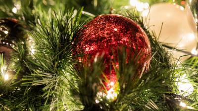 Tree balls garland image 4k wallpaper