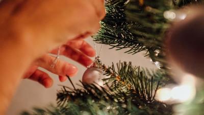 Tree balls garland 4k wallpaper