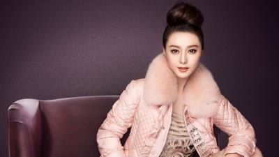 Fan bingbing sitting on the couch 4k wallpaper