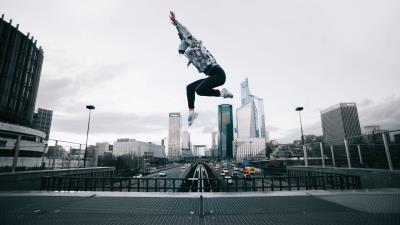 Human roof jump 4k wallpaper