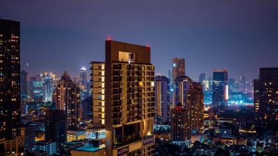 Night city lights glow 4k wallpaper