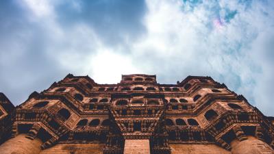 Facade building structure bottom view 4k wallpaper