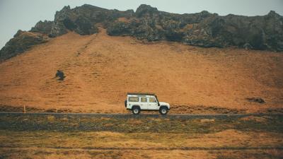 Suv valley road 4k wallpaper