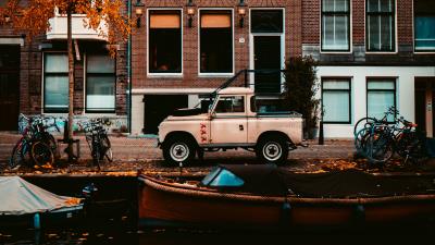 Building facade car 4k wallpaper