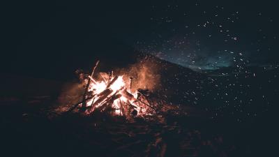 Bonfire sparks logs 4k wallpaper
