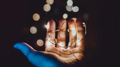 Hand glare light 4k wallpaper