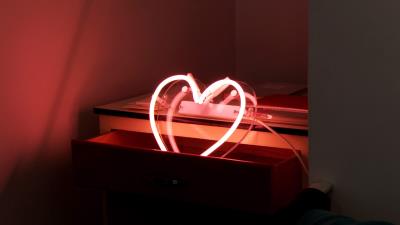 Heart glow neon 4k wallpaper