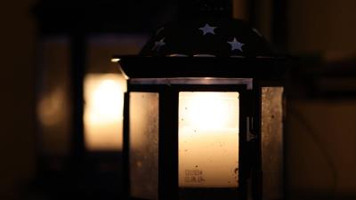 Lantern light glow 4k wallpaper