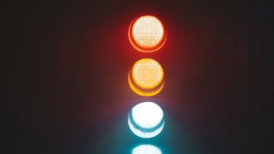 Traffic light glow night 4k wallpaper