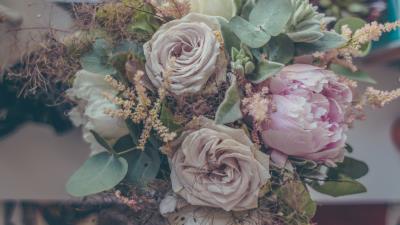 Roses bouquet composition decoration 4k wallpaper