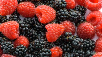 Raspberries blackberries juicy ripe berries 4k wallpaper