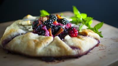 Seabiscuit baking blackberries raspberries berries 4k wallpaper