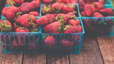 Strawberries berries ripe baskets packing 4k wallpaper