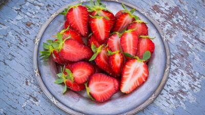 Strawberries berries ripe plate cut 4k wallpaper