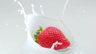 Strawberries dip milk spray 4k wallpaper