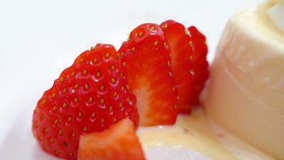 Strawberries ice cream dessert sweet 4k wallpaper