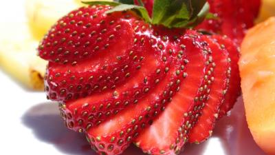 Strawberries sliced cut tail 4k wallpaper