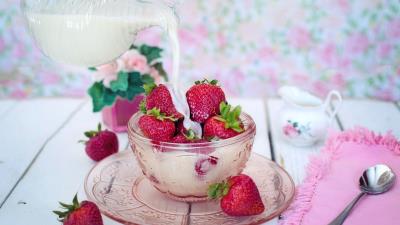 Strawberry berries milk plate 4k wallpaper
