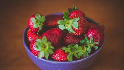 Strawberry berry plate ripe tasty 4k wallpaper