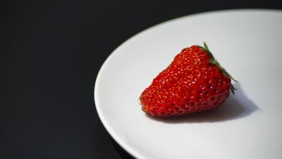 Strawberry berry plate ripe 4k wallpaper