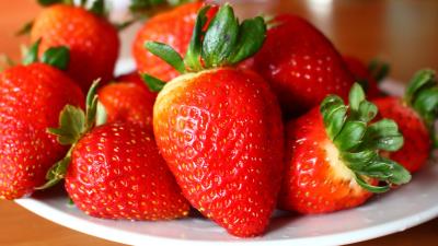Strawberry berry ripe saucer 4k wallpaper