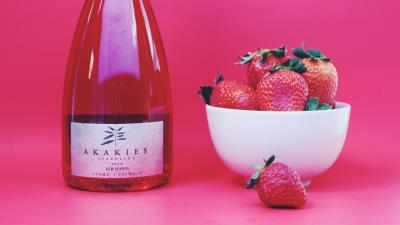 Strawberry champagne fruit bowl 4k wallpaper