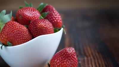 Strawberry dish ripe berry juicy 4k wallpaper