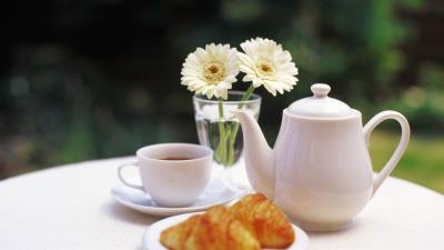 Tea table garden tea leaves flowers cup glass biscuits 4k wallpaper