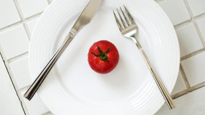 Tomato drops plate knife fork minimalism 4k wallpaper