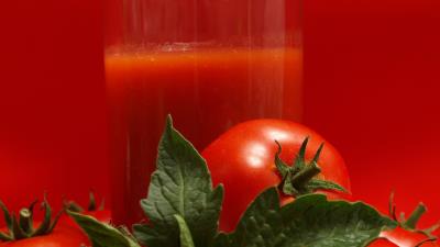 Tomatoes juice glass red background vegetables 4k wallpaper