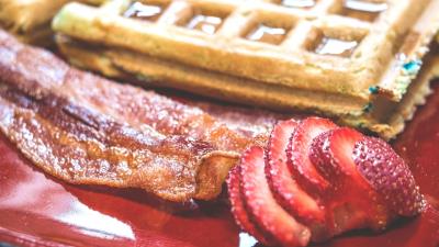 Wafers strawberries bacon breakfast 4k wallpaper