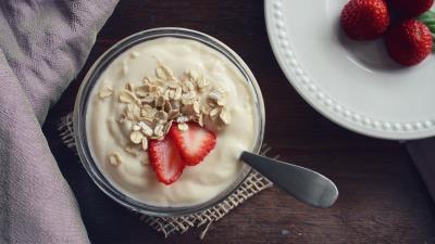 Yogurt strawberries oatmeal crockery 4k wallpaper