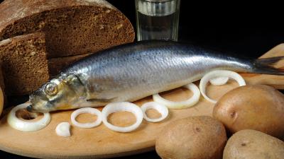 Black bread onion rings herring potatoes glass vodka board 4k wallpaper