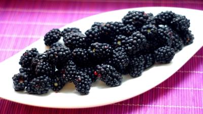 Blackberries berries plate 4k wallpaper