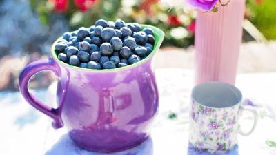 Blueberries pitcher cup 4k wallpaper