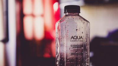 Bottle water drops 4k wallpaper