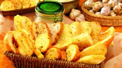Bread pieces seasoning basket composition 4k wallpaper