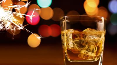 Bricks glass ice whiskey bokeh sparkles 4k wallpaper