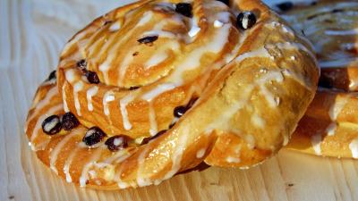 Bun raisins glaze pastry 4k wallpaper
