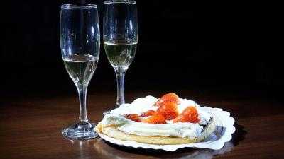 Cake cream strawberries champagne 4k wallpaper