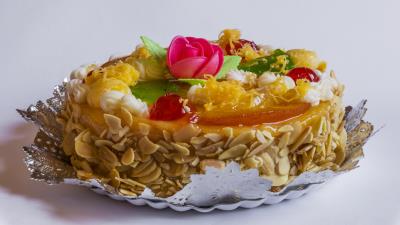 Cake nuts cream 4k wallpaper