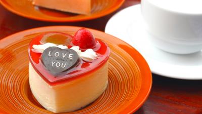 Cake recognition plate dessert heart 4k wallpaper