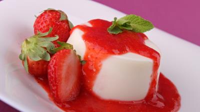 Cake strawberries berries syrup dessert sweet 4k wallpaper